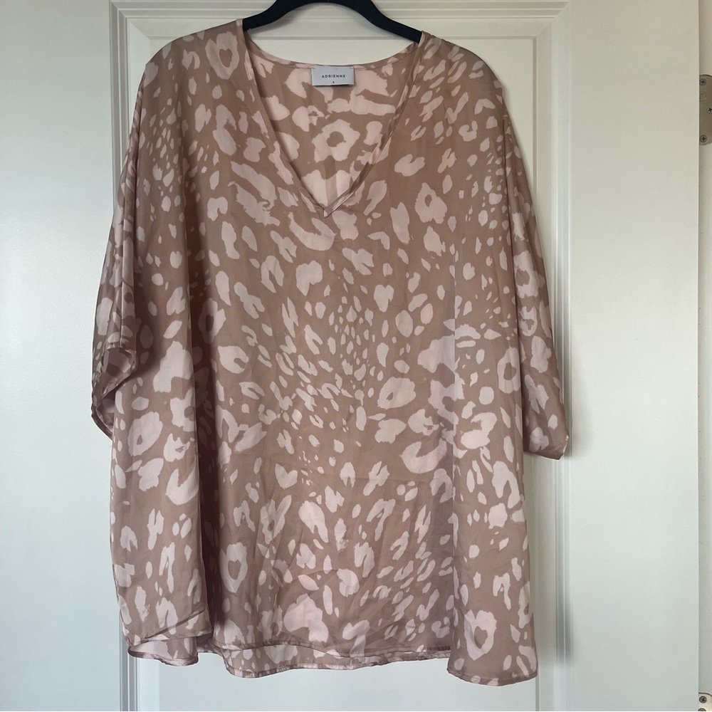 *boutique* Adrienne v neck printed top blush pink/cream size S